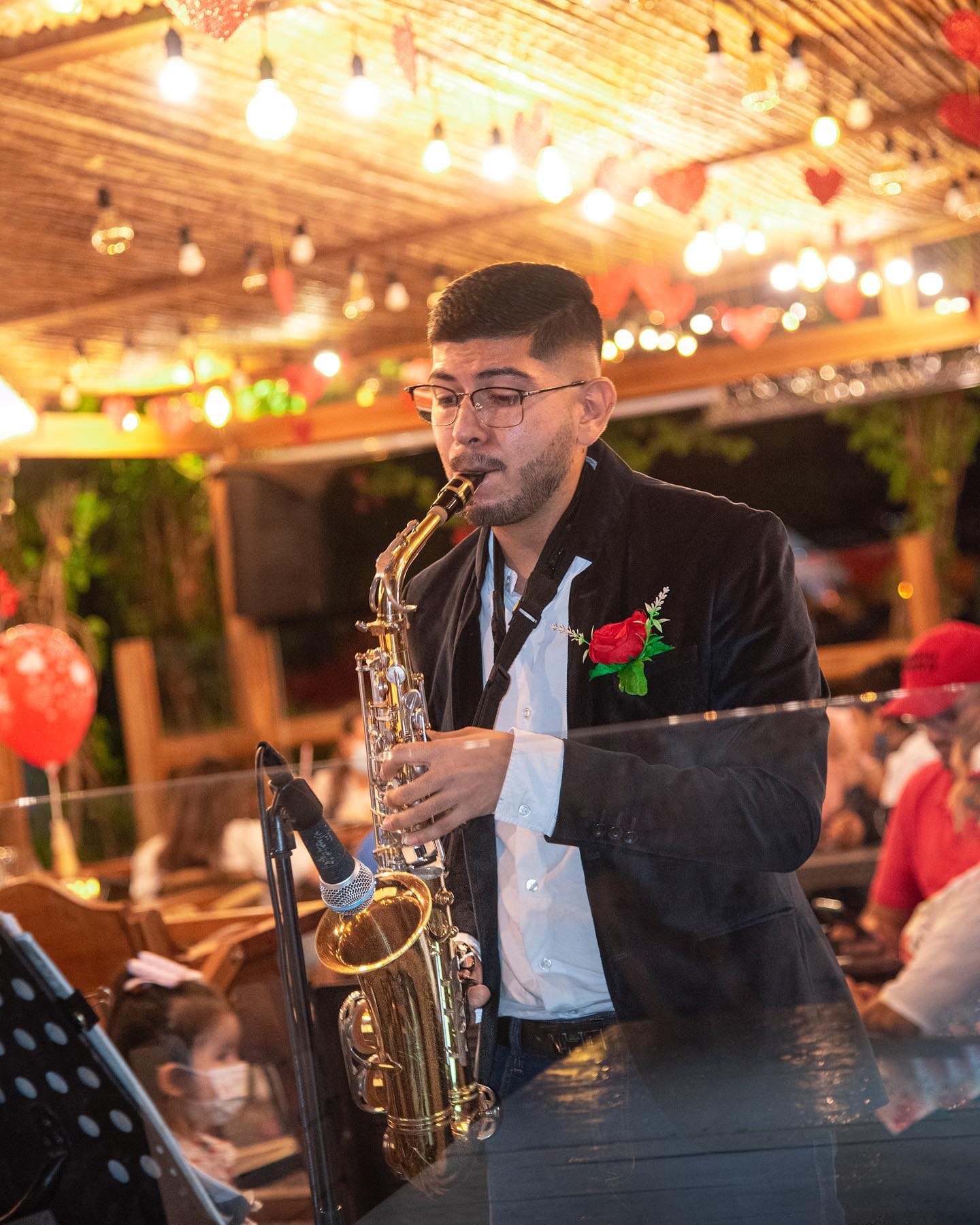 San Valentín en el restaurante campestre de San Gil. Disfrutando de una buena interpretación del saxofón.